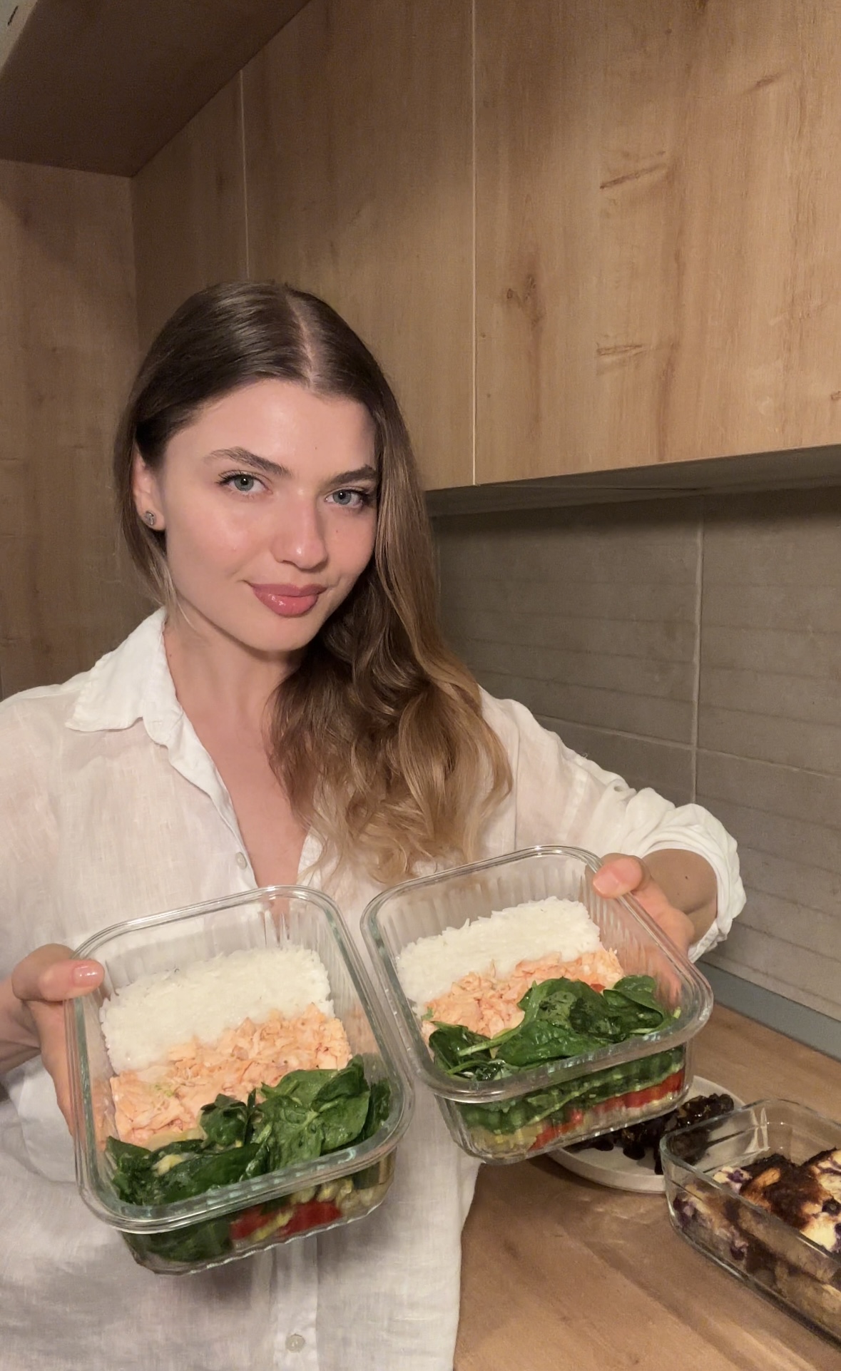 Miruna cu meal prep-ul pregatit, in doua cutii